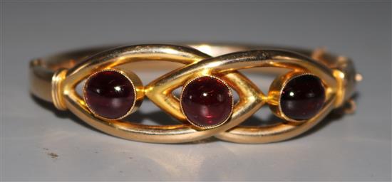 15ct gold and garnet hinged bangle